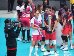 Artis Donna Agnesia Rurut Ramaikan Pertandingan Ekshibisi Fun Volley Ball