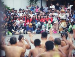 Seluruh Tim dan Oficial Tim Red Sparks Mengunjungi TMII