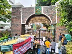 Ratusan Massa Aksi Demo di Depan Gedung Kejagung Semprot Kotoran Tinja