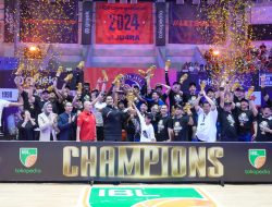 Menpora Dito Serahkan Piala IBL 2024 Kepada Pelita Jaya Jakarta