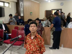 Agus Buntung Didampingi  Orangtuanya Jalani Sidang Perdana di PN Mataram