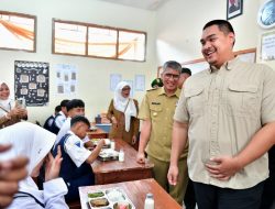 Menpora Dito Tinjau Langsung Pendistribusian MBG di Sekolah SMPN 12 Cimahi dan SMAN 3 Cimahi
