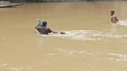 Demi Tugas Negara, Penghulu di Pasaman Rela Menyebrangi Sungai untuk Menikahkan Pasangan