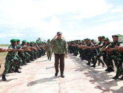 Menhan Sjafrie Sjamsoeddin Makan Siang Bersama Prajurit TNI di Maluku